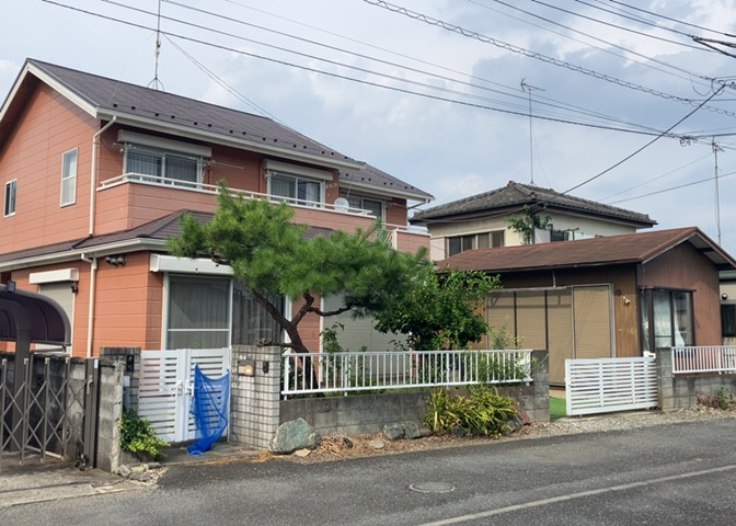 南側道路の場合は長い時間光を入れ込むことができるため、庭やリビングを道路側に持ってくることが多く土地価格も高い傾向にあります。一方北側道路だとリビングや庭が南側になりプライバシーを守ることができます。