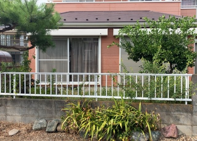 庭のある家に住むことのメリットとして、子どもたちの遊び場を確保できること、ガーデニングや家庭菜園を楽しめること、明るさを確保できることがあります。また、配置を工夫することでプライバシーが確保できます。