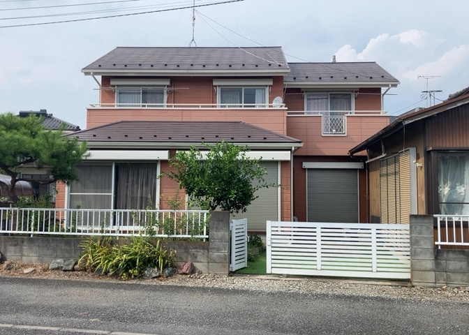 住宅用の土地では前面道路に2m以上接していなければならないと法律で定められています。しかし、お持ちの車のサイズやライフスタイルなどにより、2mでは利便が悪い場合もございますので、事前に確認しましょう。