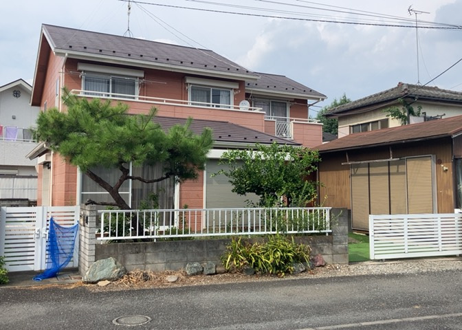 道幅が広い場所は日当たりや風通が良好です。幅が広いのですれ違いも可能ですし大きな車でも駐車可能！一方で、大型車が通ることも多くなるため交通量の増加により騒音に繋がります。また土地の値段が高くなります。