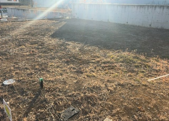 土地の形が極端に長細かったり、狭小地、あるいは道路との高低差がある傾斜地だった場合、後々売ろうとしても買い手がつかない場合もあります。後々、売却することになった時に価値の下がらない土地を選びましょう。