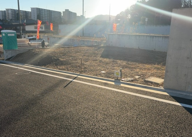 家を建てる場合、方位は要チェックです。現実的に日当たりのよい家ならばリビングは南側、建築基準法でも北側に当たる家への配慮は求められています。土地を見学に行く際は、方位磁針を持って行くようにしましょう。