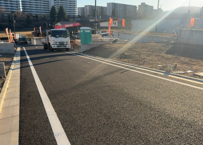 土地を買う際、住む地域の自治体や福祉の補助制度にも注目してみましょう。子供や老人の医療補助やゴミ出しのルールなど、自治体によってルールに大きな違いがあるため、暮らしやすい土地で判断するとよいでしょう。