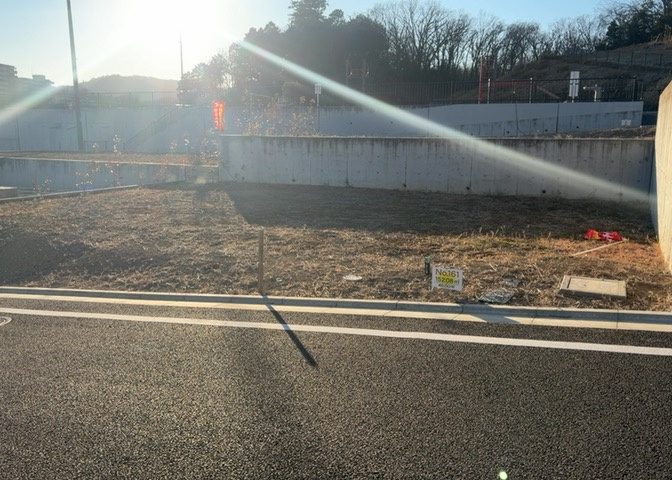 土地の前の道路に消火栓が設置されていることがあります。この場合、道路交通法第45条第1項により、駐車禁止の場所が指定されています。そのため、車庫などの駐車スペースをつくることができない場合があります。