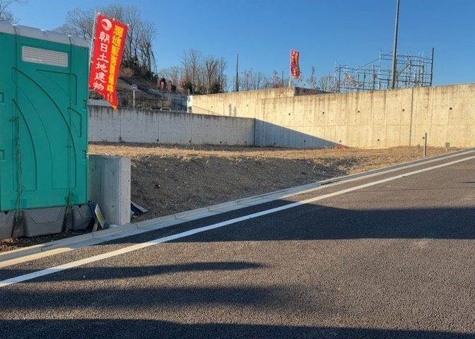 現地に行くなら、物件の周囲の地形がどうなっているかを見ることも大切です。周辺より低くなっている土地では、大雨などで水が集まりやすいため、地盤が弱くなっているということも考えられるため、注意が必要です。