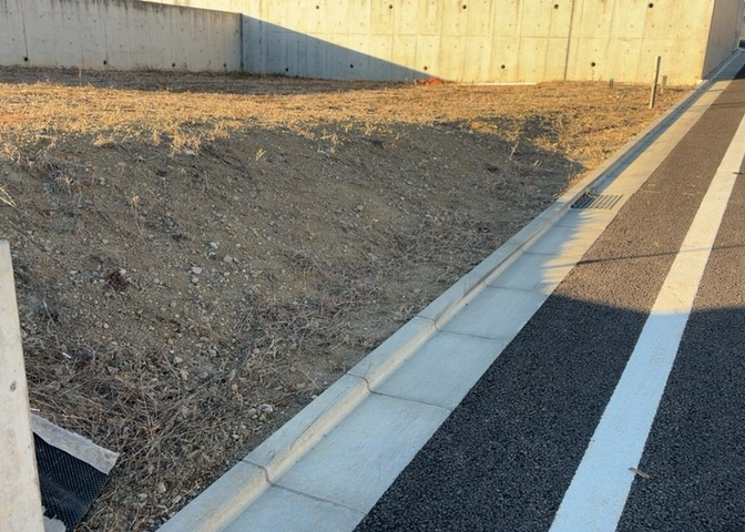 家を建てる前提で土地を探している場合、地盤の丈夫さは譲れない条件の一つです。地盤が脆弱だと追加工事が必要となります。また、過去に地盤沈下や液状化現象を起こした土地は、できるだけ避けた方がいいでしょう。