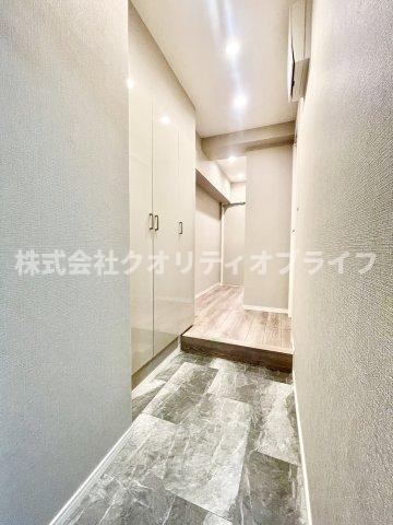 大容量のシューズボックスを完備。散らかりがちな玄関まわりを常に美しい状態にキープでき、毎日の出がけや帰宅時もストレスフリーに過ごせます。