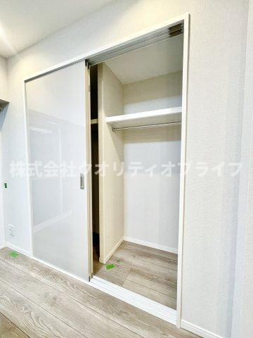 リビングに設置している収納はコートや洋服はもちろん、掃除機等も収納でき生活感を感じさせない空間となります。
