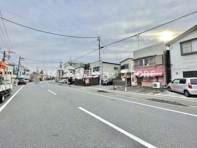 前面道路は閑静な住宅地をはしる車通りの少ない道路。お車の出し入れが苦手なママや小さなお子様にも安心　