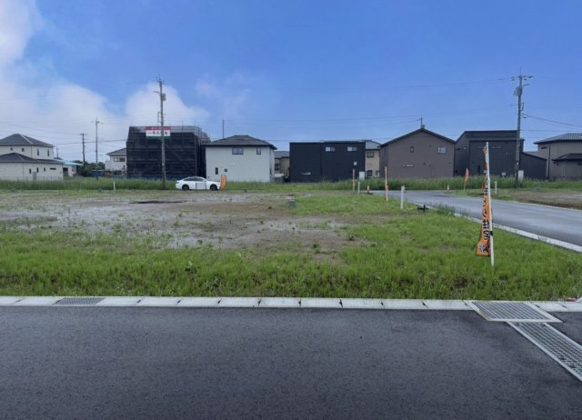 7号地　約64坪　1280万円。建築条件なし。　土地面積58坪～最大73坪。土地価格1180万円～。　他の区画もご案内大歓迎です！お気軽にお問合せ下さい♪　（一部建築条件付き　区画10、11、12）