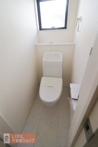 細かな温度調節ができ、清潔・快適に使用できる温水洗浄機能付トイレを採用しています。