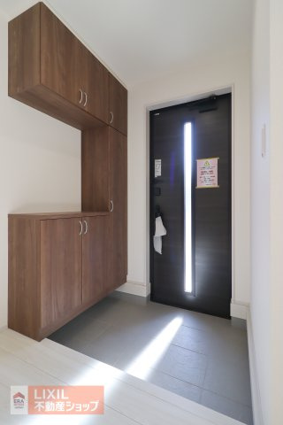 シンプルで飽きの来ないデザインの玄関。壁面収納にすることで全体的にすっきりとした印象です。