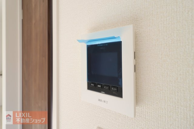 ハンズフリーのモニター付きインターホンです。玄関まで行かずに訪問者の姿を確認できるだけでなく、防犯にもつながるとても便利なアイテムですね。