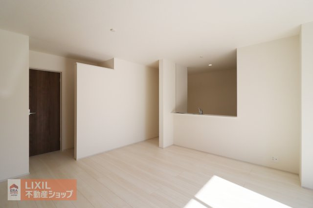 大きな窓から射し込むあたたかな陽光とナチュラルな木目の床やクロスがやわらかな雰囲気のダイニングルームです。“暮らし”を想像してみてください。