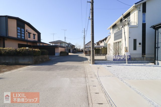 前面道路の現地完成写真です。ゆとりのある道幅や楽々駐車など、現地でご確認ください。