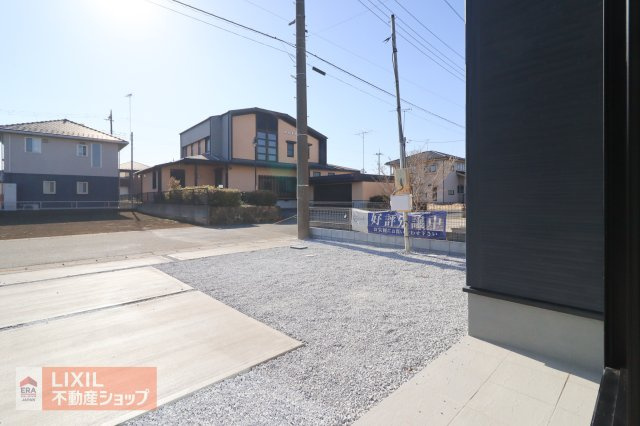 ゆったりとした駐車スペースです。実際のお車の車種とあわせて現地でご確認ください。