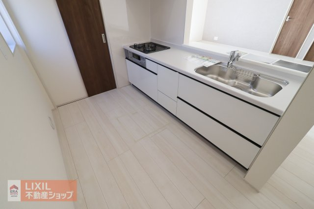 家族でのコミュニケーションがとれる対面型システムキッチンです。横一列にシンクとコンロをまとめたシンプルな形です。