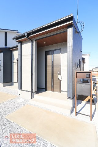 無駄な飾りがなく玄関ドアと窓のみでまとめられて印象的なデザインが目を引きます。