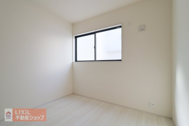 ベッドと勉強机を置いてちょうどいい広さです。各居室に収納スペースを完備しているので、収納家具を置かずにお部屋が片付き、すっきりと使えます。