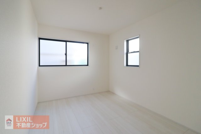 二面採光で太陽光が部屋に入りやすく、日中はとても明るいです。