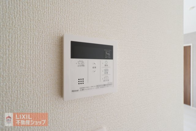 オートバスリモコンです。スイッチ1つで一定量の湯を浴槽に張ったり、保温や追い焚きをすることができるシステムが付いています。浴室以外からでも楽々操作が出来ます♪