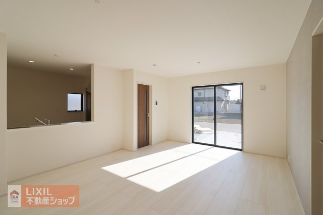 大きな窓から射し込むあたたかな陽光とナチュラルな木目の床やインテリアがやわらかな雰囲気のリビングルームです。