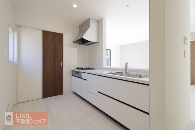 家族でのコミュニケーションがとれる対面型システムキッチンです。横一列にシンクとコンロをまとめたシンプルな形です。