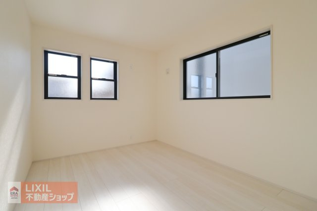 南に面した洋室は陽光ふりそそぐ明るい室内、2面採光で明るい印象の空間で開放感があります。