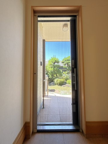 地味に嬉しい玄関網戸が付いてます！害虫の侵入を排除しながら、喚起ができます。