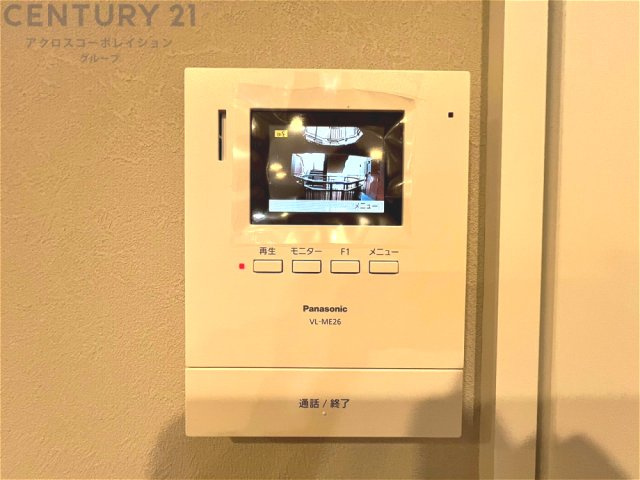 訪問者が来たときにテレビ画面で確認できるため、安心してドアを開けられます。録画機能があるものもあり、留守中に来訪者を記録しておくことができます。利便性が高く、セキュリティ面でも安心です。