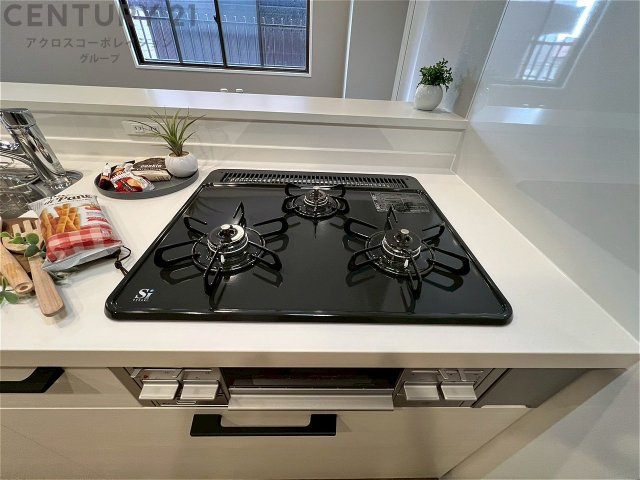 多数の調理器具を同時に使用でき、料理の効率化が可能。省エネで節約になり、様々な料理スタイルに適応できます。また、火力調整が独立しており、手入れや掃除もしやすく、今よりもっとお料理が楽しくなるかも。