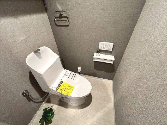 温水洗浄便座付トイレは温水洗浄機能により、暖かい水でおしりを洗浄することができ、冷たい水を使う従来の便座に比べ、温水洗浄機能で暖かいトイレを提供し、快適な使用を可能にします。