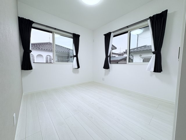 2方向に窓を設けた洋室です。風通しにも配慮された設計で、室内の空気を入れ替えやすく、一年を通して快適な住環境を保てます。子ども部屋やワークスペース、趣味のお部屋など、多彩な使い方ができる一室です。