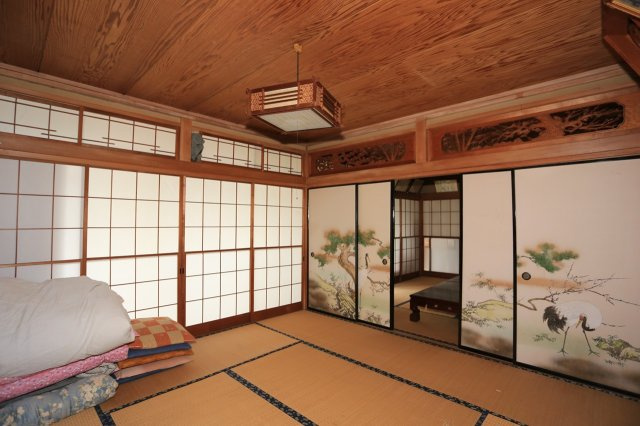 彫刻欄間や襖絵など日本の伝統美を感じられる和風意匠