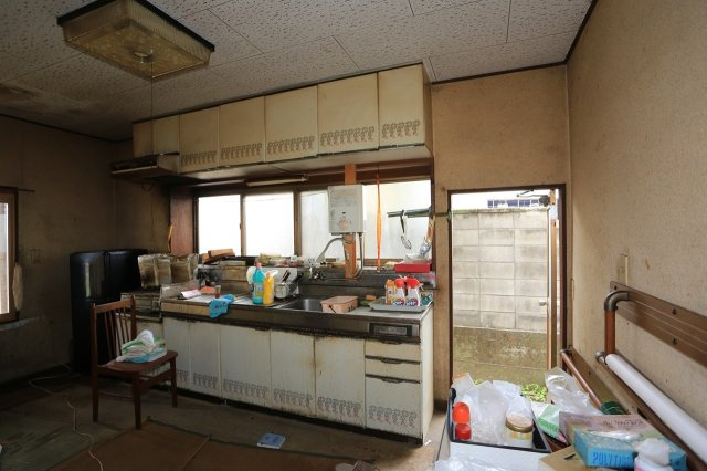 勝手口を備え、明るい自然光が届く壁付けキッチン