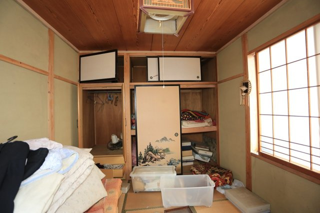 押入れ収納を備えた伝統的な造りの和室空間