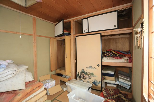 天袋や押入れ収納を備えた障子窓のある和風の居室