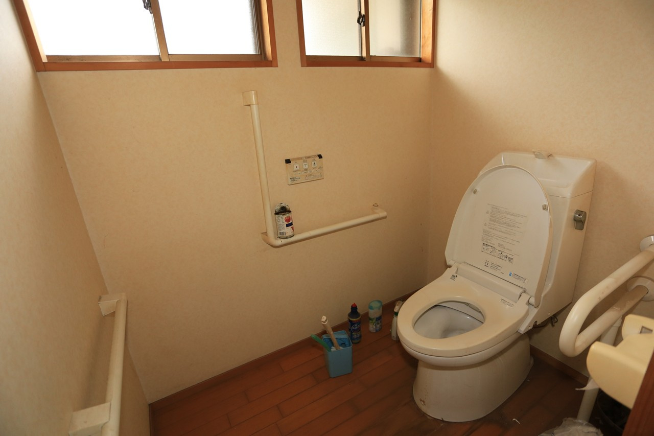手すりや温水洗浄便座を備えた洋式トイレ設備