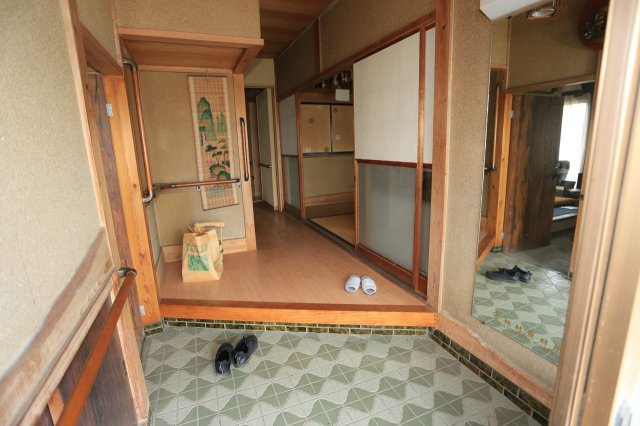 手すりや飾り棚を配置した広がりのある玄関ホール