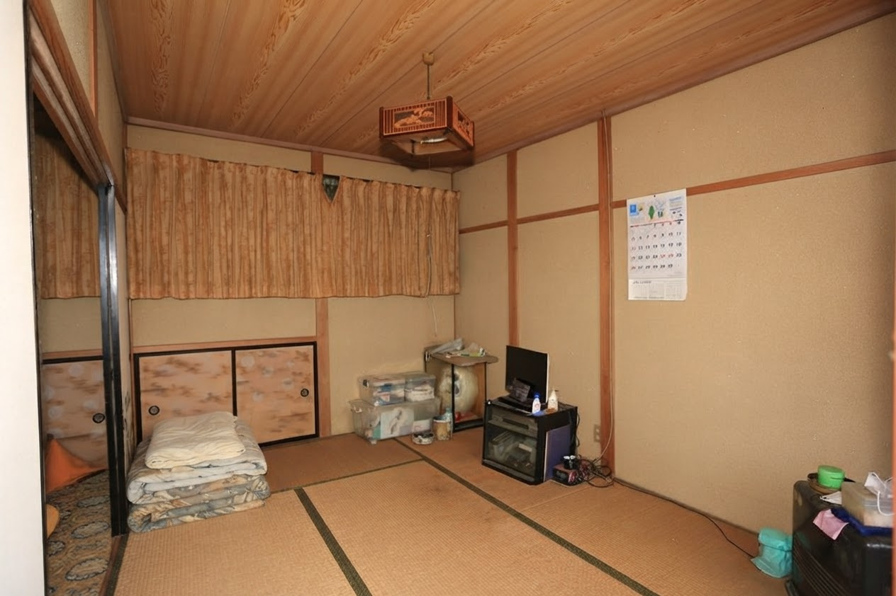 温かみのある木目調天井と畳敷きの落ち着いた和室スペース