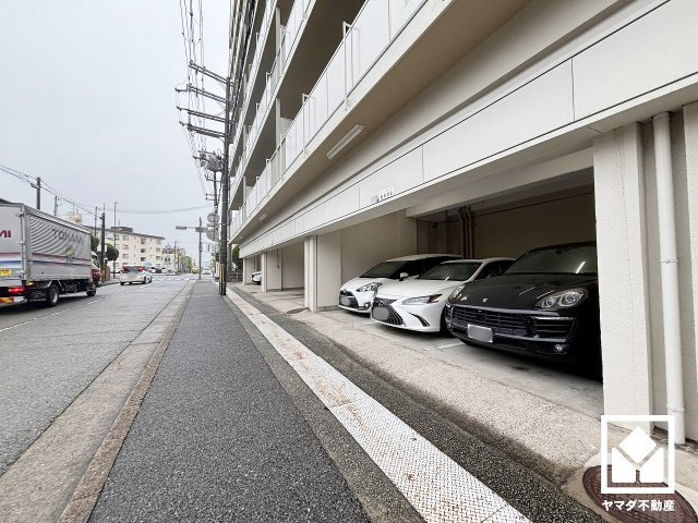 敷地内に駐車場を完備（月額9130円～15400円）。重い荷物や雨の日の移動もスムーズで、快適なカーライフを実現。空き状況等は弊社スタッフまでお気軽にお問い合わせください。