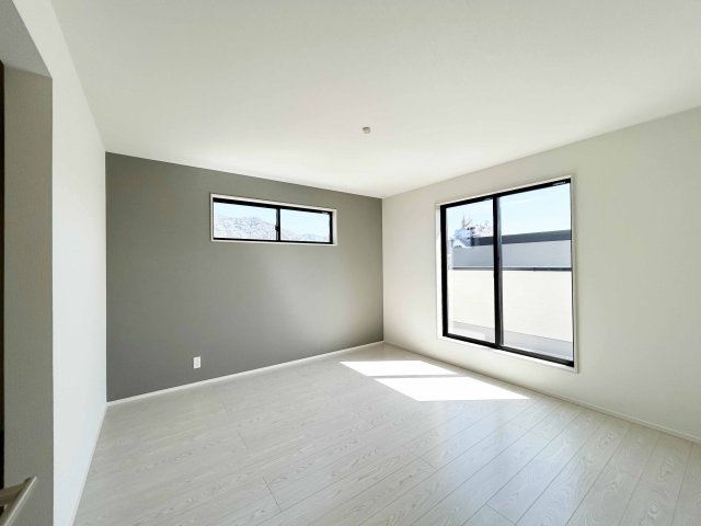 2階8.0帖の洋室、WIC完備。バルコニーに面した明るいお部屋です　