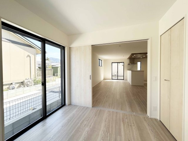 1階洋室4.5帖のお部屋とリビングの間には、可動間仕切りがあるので、　外して22.5帖としてご使用できます。