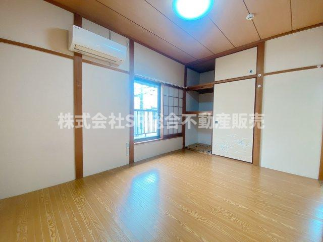 落ち着いて過ごせるお部屋なので、寝室にいかがでしょうか