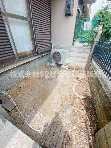 玄関横には小さい庭があり、駐輪場としてもお使いいただけますし、お好きな植物を育てることも可能です！