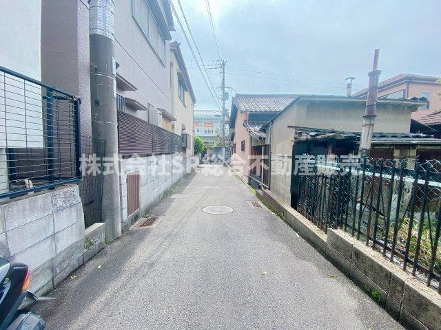 前面道路含む現地写真です