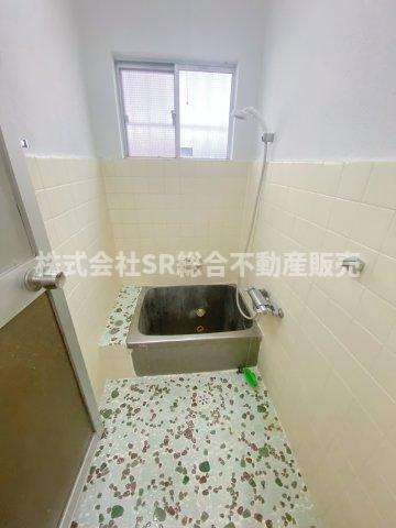 お風呂には窓もあり、換気がバッチリとできます☆