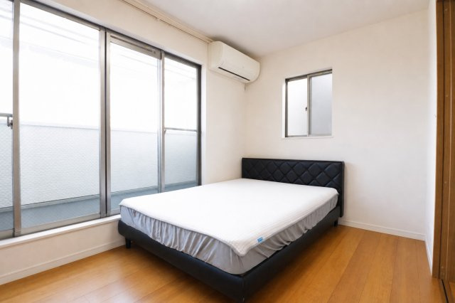 ■約5.4帖の寝室です　■東向きのお部屋なので気持ちの良い朝日が差し込みます　※AI生成による家具撤去を実施しています。