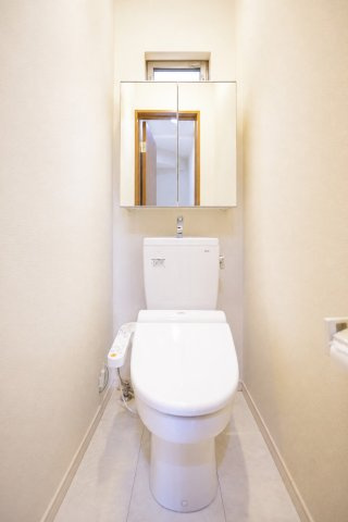 ■1階と2階に2ヶ所トイレがあります　■温水洗浄便座付き　※AI生成による家具撤去を実施しています。
