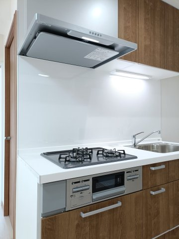 【3口コンロ】　3口コンロ、グリル付きでお料理のレパートリーも増えそうです。